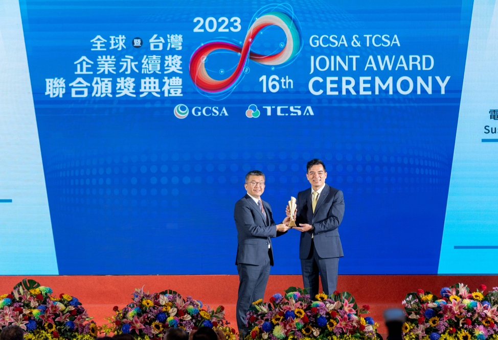 88BIFA光電榮獲全球及台灣企業永續獎共9大獎項，圖右為88BIFA執行長暨總經理柯富仁